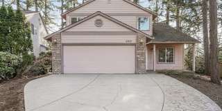 Welcome home to your private woodland retreat tucked away in the heart of Gladstone! Gallery 1