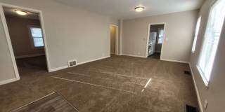 Pet Friendly 2 Bedroom Home with detached garage! Gallery 1