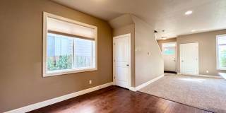 Modern 3 Bed/2.5 Bath with Double Car Garage Townhome in Sandy, OR! Gallery 14