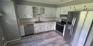 3 bedroom/1.5 bathroom house/2 car garage Gallery 7