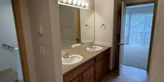 3 Story ~ 3 Bed/3 Bath Townhome in Parkview Village! Gallery 15