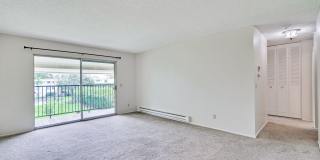 Top Floor Unit - Balcony - Elevator Access - Community Pool & Tennis Court Gallery 8