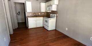 2 BEDROOM 1 BATH HOUSE ALL ELECTRIC CENTRAL HEAT & AIR HAS STACK WASHER/DRYER CONNECTION. Gallery 3