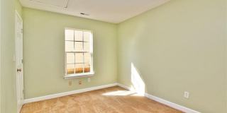 Room in 3 Bedroom Home at Tom Hunter Dr Gallery 37