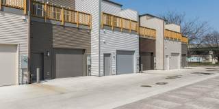 Fully Furnished Townhome Blocks Away From Downtown Gallery 33