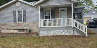 Charming 2BR Wood River Home with Large Yard & Carport Gallery 1