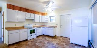 Adorable 3 bedroom 1 bathroom Top Level Unit Gallery 1