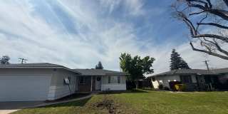 3 bedrooms, 2-bathroom home with pool in Visalia, CA! Gallery 1