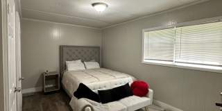 4 Bedroom, 2 bathroom home near Caterpillar Gallery 17