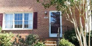 Three Bedroom Townhome near Peaks View Park, Fresh Market, 501 Expressway Gallery 1