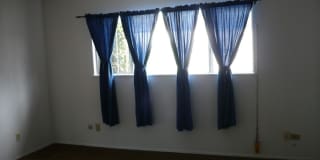 4-Bed, 2.5-Bath House w/2-Car Garage & Pool Gallery 13