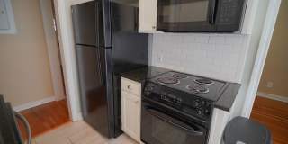 3 Bed / 1 Bath Home w/Sunroom in Midtown Neighborhood! Gallery 8