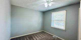 {1423} Updated Townhome + Two Car Garage + Fenced Yard + Lawncare Included Gallery 10