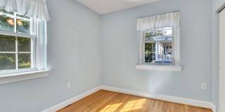Updated Condo 3 Blocks from Metro Gallery 13