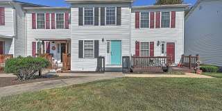 Charming Renovated 2 bedroom/ 3 bath Townhome Near Bristol Country Club – Prime Location! Gallery 1