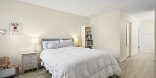 Upstairs Bright 2 bedroom Condo Gallery 33