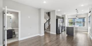 Stylish Midtown townhouse with stunning city views! Gallery 10