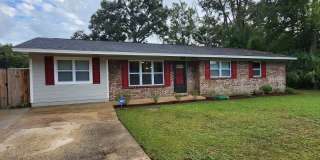 4 Bedroom Home with Large Family Room, Huge Fenced Yard, Workshop & Pool Gallery 4