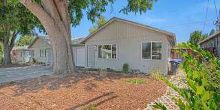 Charming 2 Bed 1 Bath Duplex Unit with Beautifully Landscaped Backyard Gallery 1
