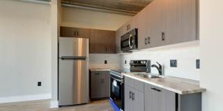 Excellent and newly refreshed Uptown 8th floor condo in the Courtside complex. Gallery 16