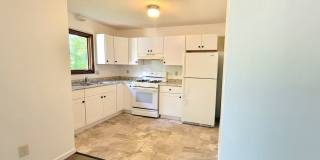 2 BR Duplex in Convenient Neighborhood - PET FRIENDLY Gallery 1