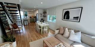 Spacious Ballard Townhome- 2 Bedrooms with Parking Gallery 5