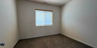 Spacious 4-Bed Home with Loft & Covered Patio in North Creek Gallery 24