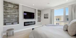 Detached Luxury 4BR/3B Retreat with Skyline Rooftop Deck, Wet Bars, Driveway & Massive Yard Gallery 17