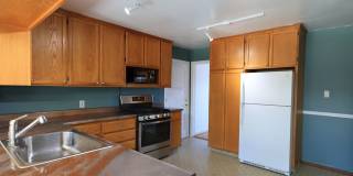 2/1 House with bonus space Gallery 7