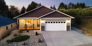 Coastal Comfort Meets Luxury in This Bay View Beauty Gallery 1