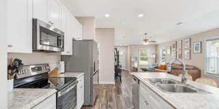 Like New in Heart of Crestview - AVAILABLE IN MAY! Gallery 14