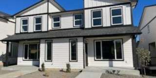 Modern design 3 bed, 2.5 bath duplex Available July 10th! Gallery 1