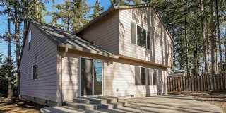 Welcome home to your private woodland retreat tucked away in the heart of Gladstone! Gallery 17
