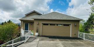 Stunning Custom Home with Beautiful Views Gallery 1