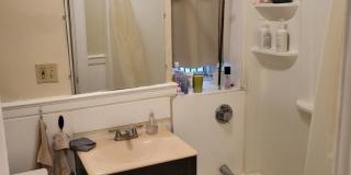 2 Bed Split (Or 1-Bed with Living Room) w Heat and Hot Water Inc! NEAR T Gallery 7