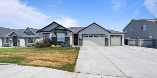 Move-In Ready West Richland Rental – 3-Car Garage, Fenced Yard, Hot Tub Included Gallery 3