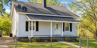 Beautiful 2 Bedroom 1 Bathroom Home with Spacious Living and Backyard Gallery 1
