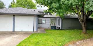 Spacious 4 Bedroom, 2 Bath Home with Large Yard - Gallery 1
