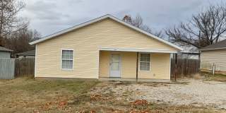 Spacious 2 Bedroom 1 Bath home W/ Fenced Yard In Joplin Mo! Gallery 1
