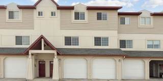 Spacious Sun-filled 3 bed 2.5 Bath Townhouse Gallery 1