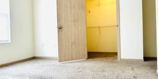 Large 3 Bedroom Apartment, Great Location! Gallery 17