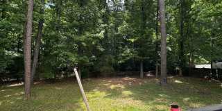 4 Bedroom, 2 bathroom home near Caterpillar Gallery 35