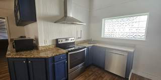 3 BD / 2 BA Unfurnished - One block to the beach Gallery 7
