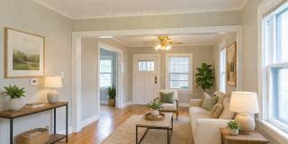 Charming West Plaza Bungalow Gallery 1