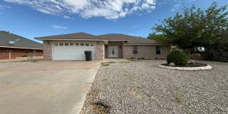 Roomy 4 Bedroom Home near Golf Course Gallery 1