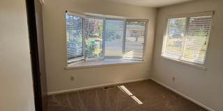 3 Bedroom Home N side of Newberg Gallery 7