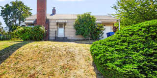 Charming Seattle Home with Sizable Yard, Private Garage, Yard & In-Unit Laundry Gallery 1