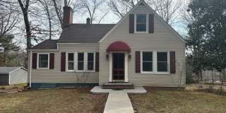 House in Bedford with Lot of Outdoor Space. Gallery 1