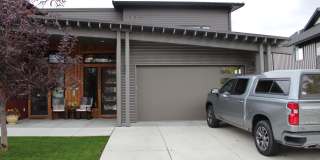 Stunning Fully Furnished Townhome with Lake Views Gallery 1