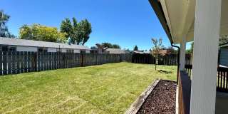 Pet-Friendly 4 Bedroom Home with Fenced Yard & Air Conditioning Gallery 4